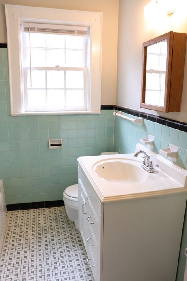 Building Photo - Charming 2-bedroom waiting to be yours !!