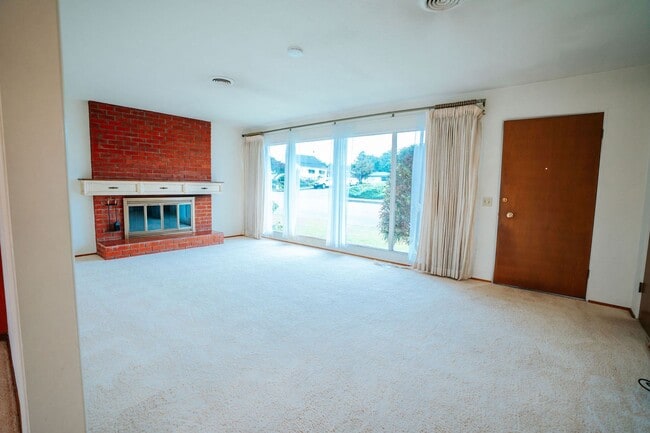 Building Photo - Spacious and inviting 4-bedroom, 2-bathroom single-family home