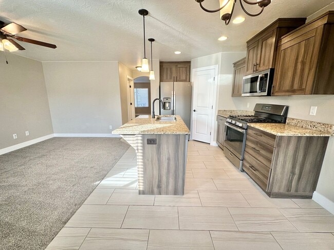 Building Photo - Desert Hills Gem!