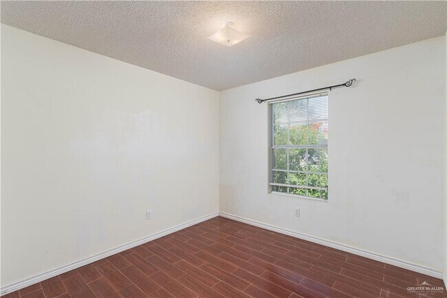 Building Photo - 17 Roundup Cir