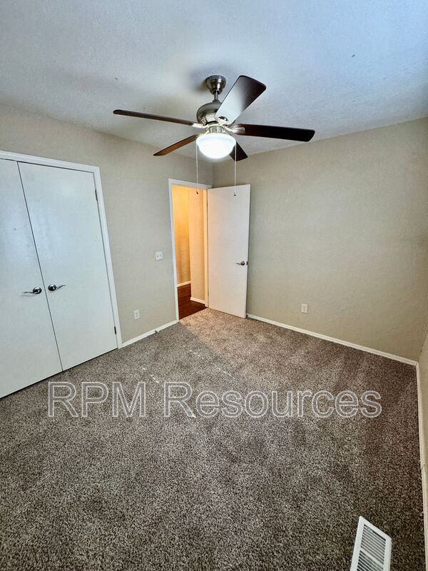 Building Photo - 1135 W Johnathan Way