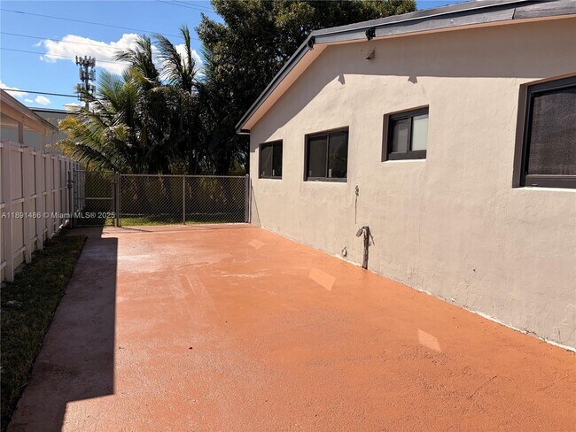 Building Photo - 2120 SW 84th Ave
