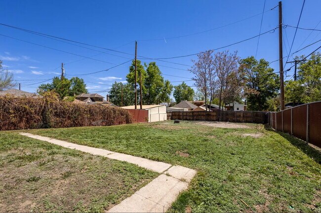 Building Photo - Spacious 1BR/1BA plus HUGE office/den!