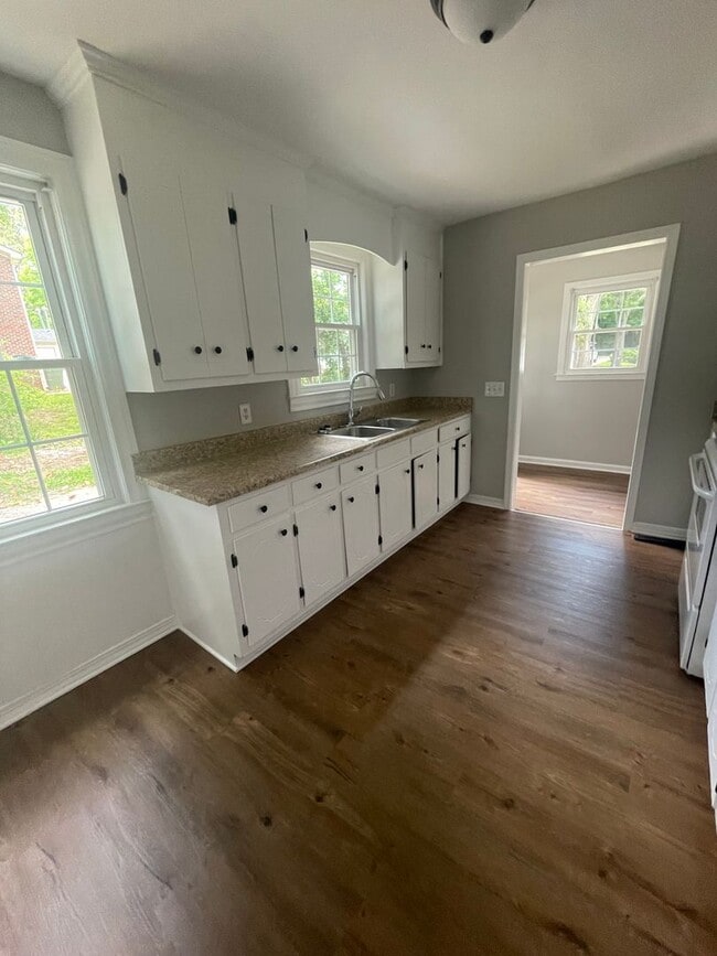 Building Photo - 3 Bedroom 1 Bath Ranch  Close to 385 Green...