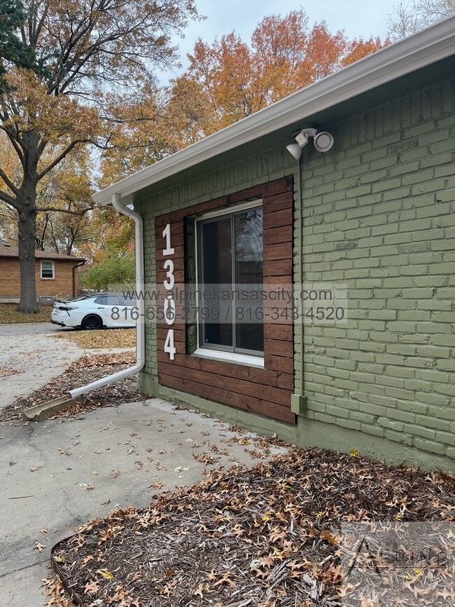 Building Photo - 5 Bedrooms, PLUS Rec Room in Gladstone!