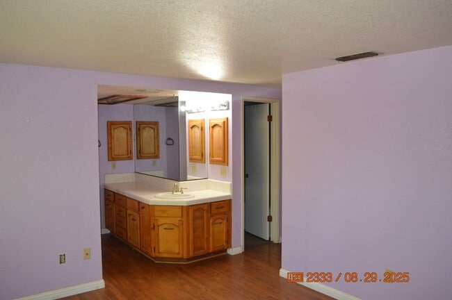Building Photo - 1125 W Tuolumne Rd