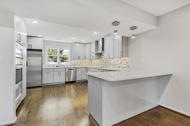 Building Photo - Fabulous Townhouse in Kenwood Forest II - ...