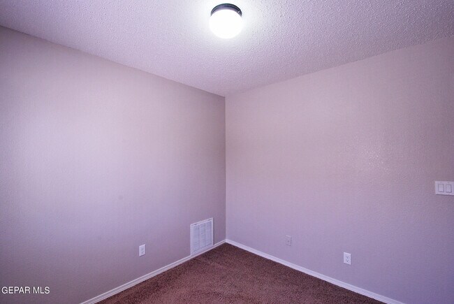 Building Photo - 610 Villas Del Valle Dr