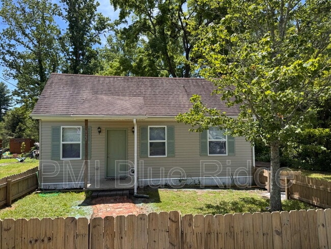 Building Photo - 922 1st Ave W