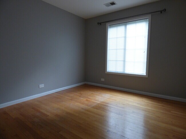 Building Photo - 1333 E Evergreen Dr