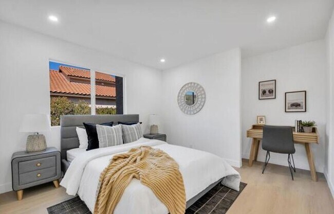 Building Photo - MOVE-IN READY 4+3 w/upgrades, great floorp...
