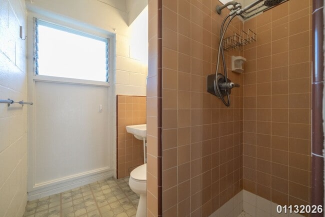 Building Photo - Furnished Alamoana-Kakaako 2nd Floor Unit (Piikoi St)