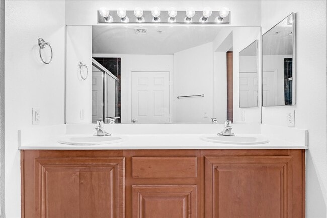 Building Photo - Sought after Park Avenue Condominiums/Top Floor Three Bedroom