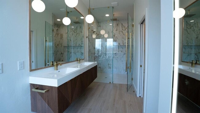 Building Photo - 605 N Idaho Ave