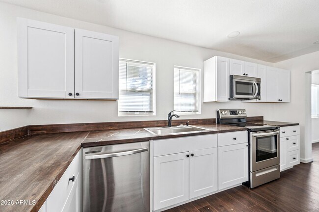 Building Photo - 330 N 15th St