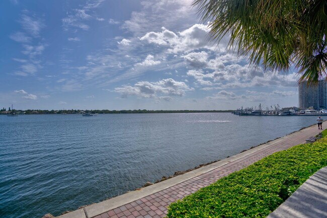 Building Photo - 134 Lakeshore Dr