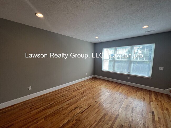 Building Photo - Luxurious Colonial Green Townhome with Garage