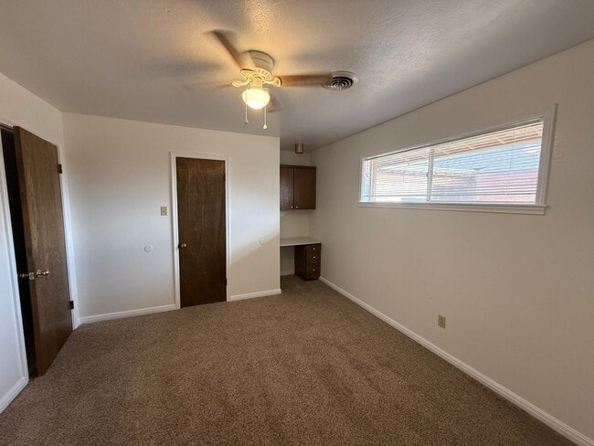 Building Photo - Newly Remodeled Big and Spacious 5 Bed Home! Huge Back Yard!