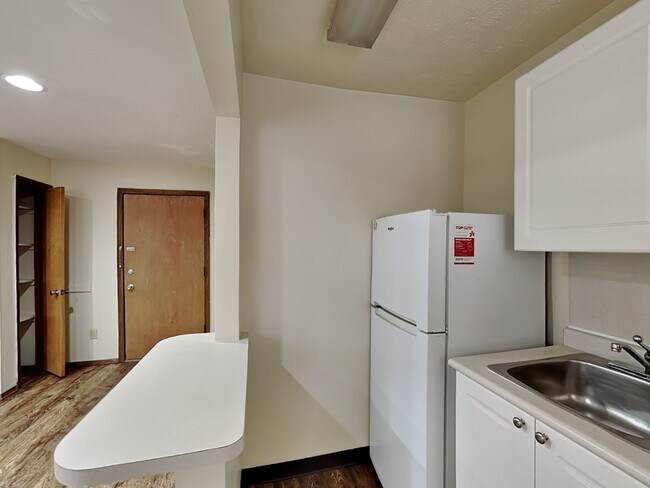 Building Photo - 49 E 14th Ave