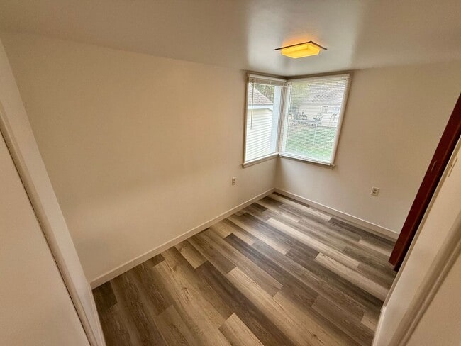 Building Photo - Approved Applicant - 2 Bedroom Newly Remod...