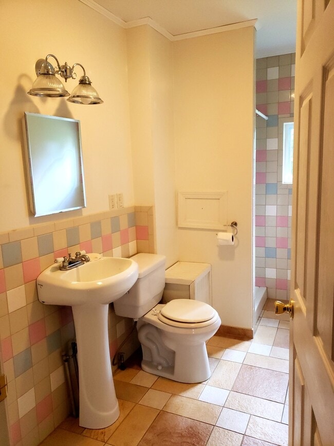 Building Photo - Quite house in quiet neighborhood. Corner Lot. Heat included.