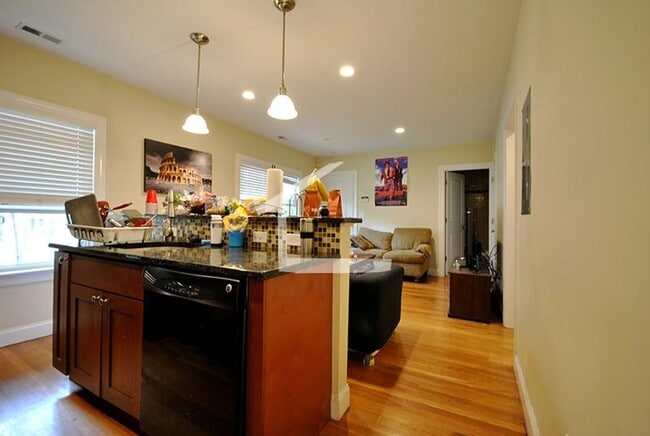 Building Photo - 9/1 Renovated 4BR/2BA near Oak Sq, Mass Pike, Brighton Ctr!