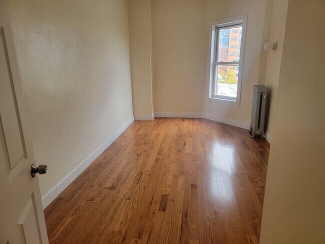 Building Photo - 100 LINDEN Ave