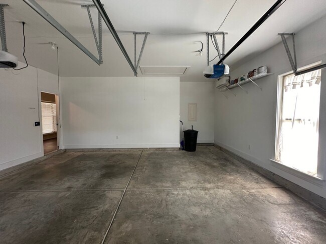 Building Photo - 358 Kingston Cir