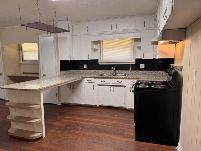 Building Photo - 2 BED, 2 BATH BRICK HOME LOCATED IN ASHEBORO!