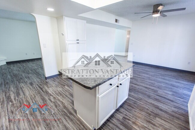 Building Photo - 2526 E Juanita Ave