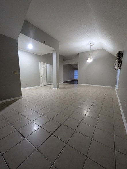 Building Photo - 827 Coral Tree Pl