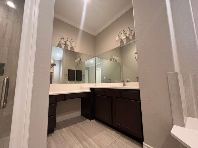 Building Photo - 4815 Viewcrest Rd