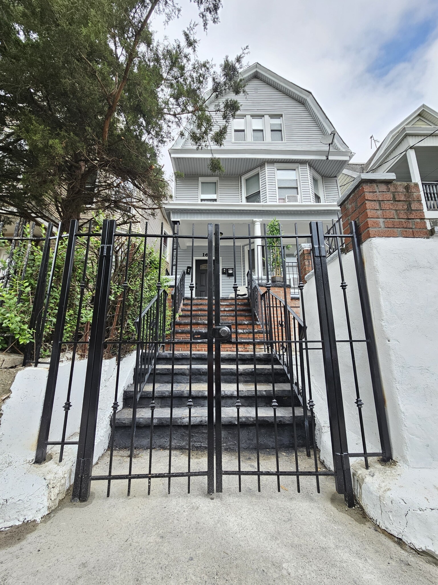 Building Photo - 166 Carteret Ave