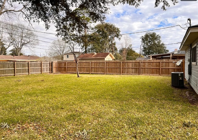 Building Photo - Pine Lane