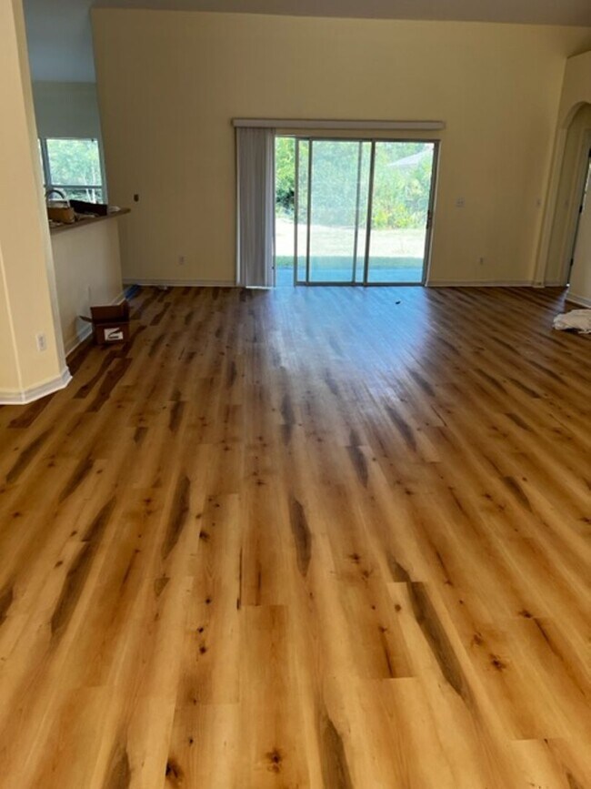 Building Photo - Large Home for rent !
