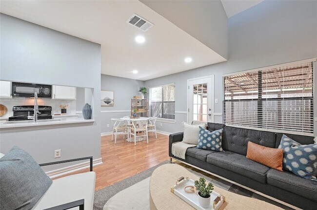 Building Photo - 512 Eberhart Ln