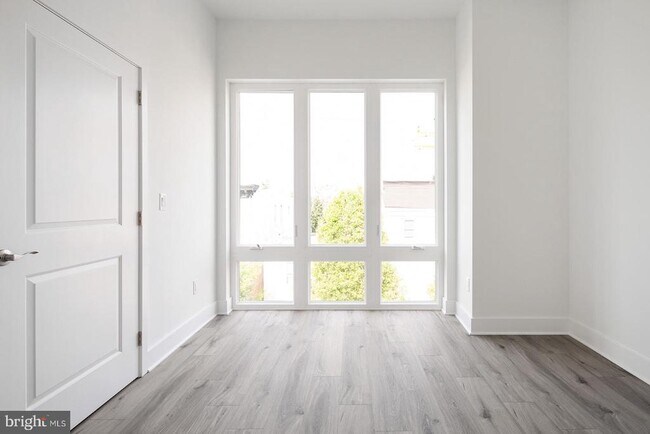 Building Photo - 2032 E Susquehanna Ave