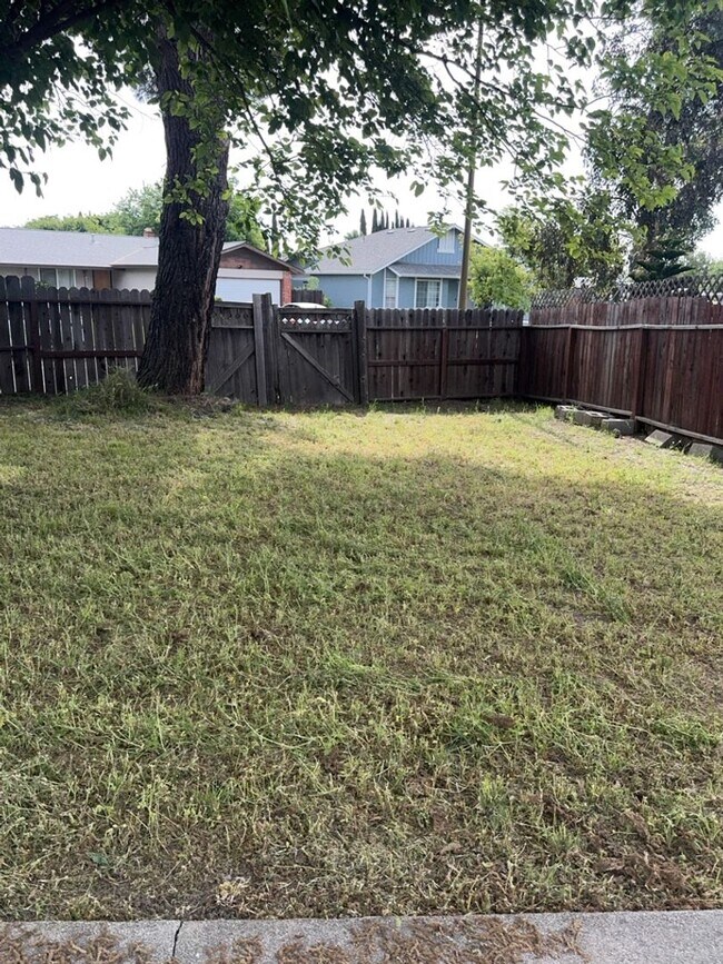 Building Photo - Corner Lot Home