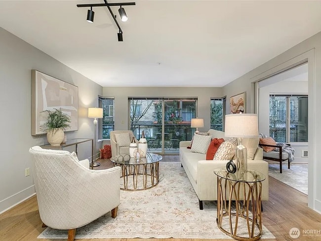 Building Photo - Spacious 2 bedroom 2 bath condo with parki...