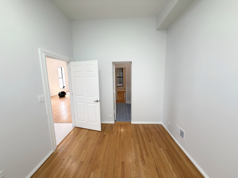 Building Photo - 646 N Damen Ave