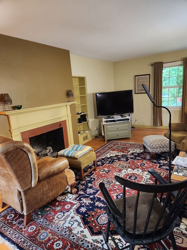 Building Photo - Beautifully Furnished Three Bedroom Home
