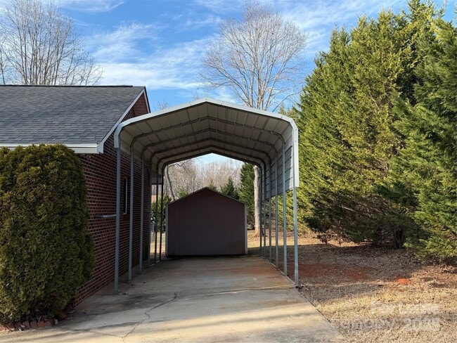 Building Photo - 401 Miller Farm Rd