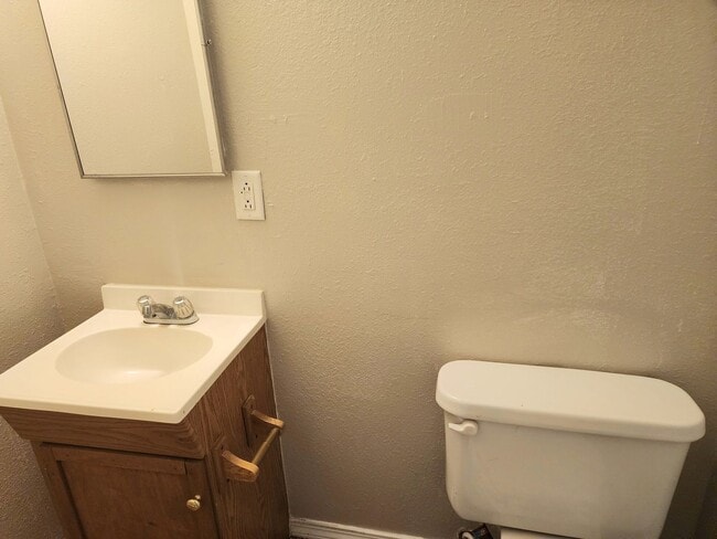 Building Photo - 905/907 N Ave K - duplex