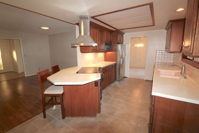 Building Photo - 3/2 house in North Clairemont! 2 car garag...