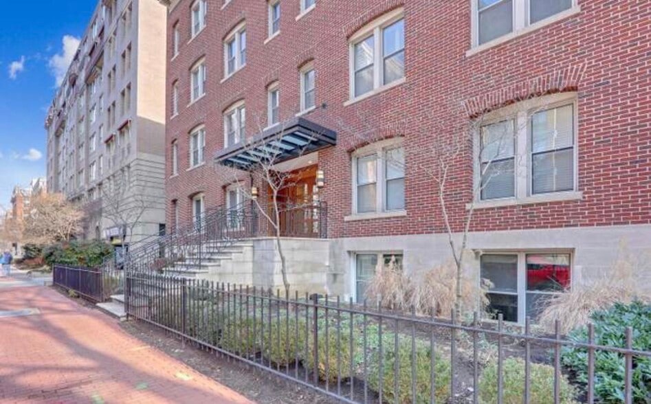 Building Photo - 1121 24th St NW