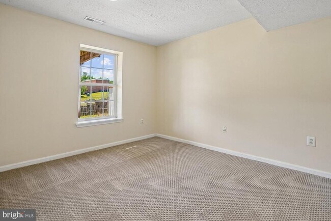 Building Photo - 14677 Cloverdale Rd