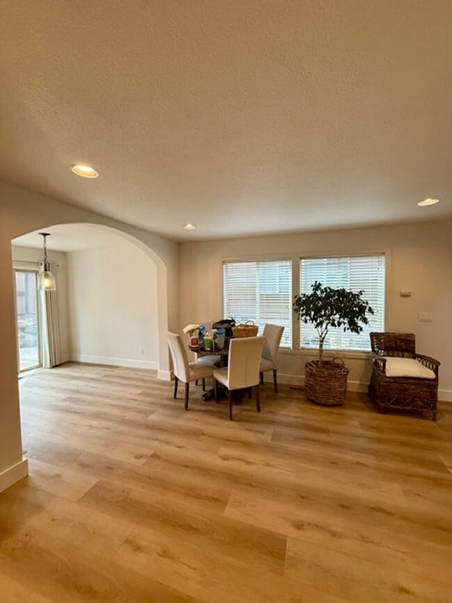 Building Photo - Beautifully renovated in NW Bend!  A/C!