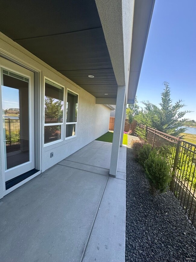 Building Photo - Riverstone: Gated Community, Pond Access i...