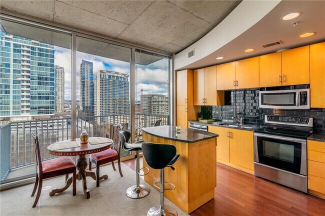 Building Photo - 360 Nueces St