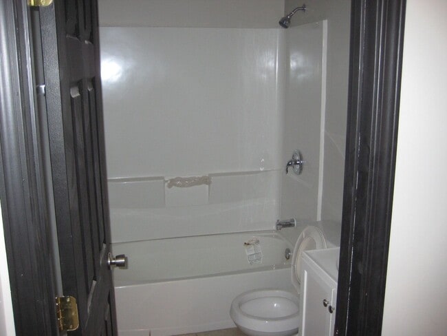 Building Photo - 2 BEDROOM UPDATED ALL ELECTRIC UNIT IN THE GROVE